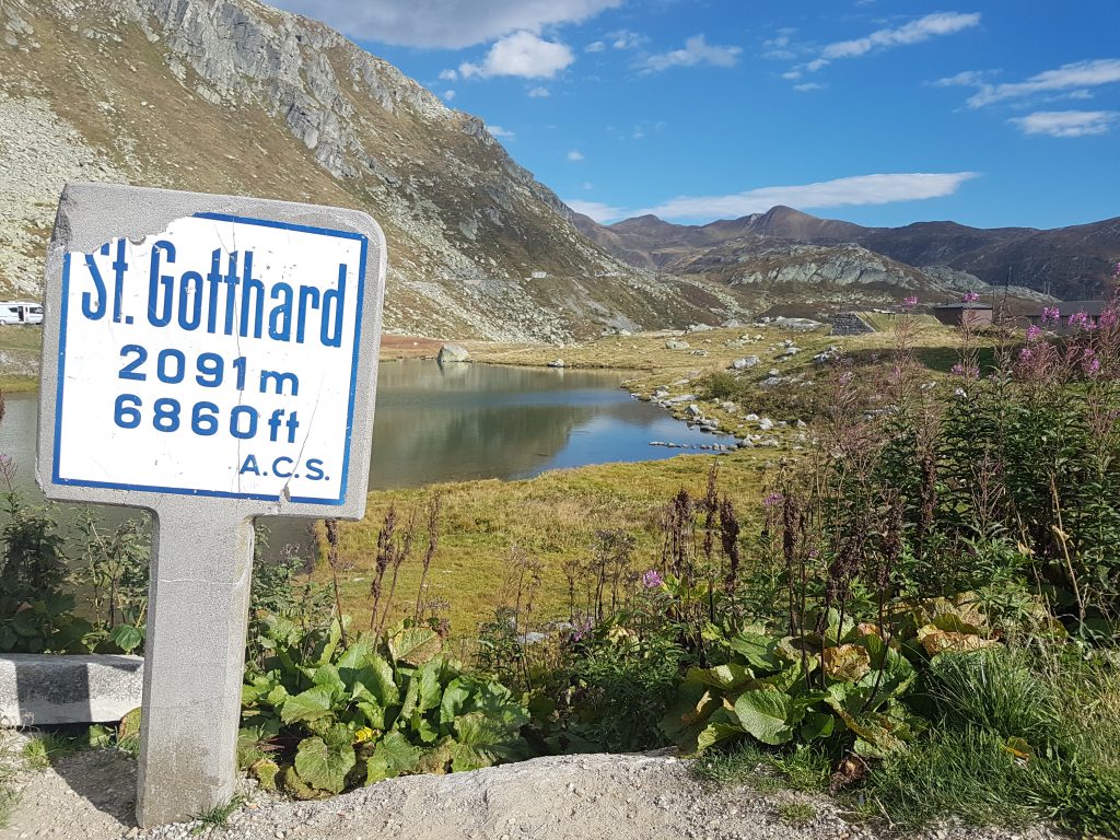 Pass-Schild am Gotthard