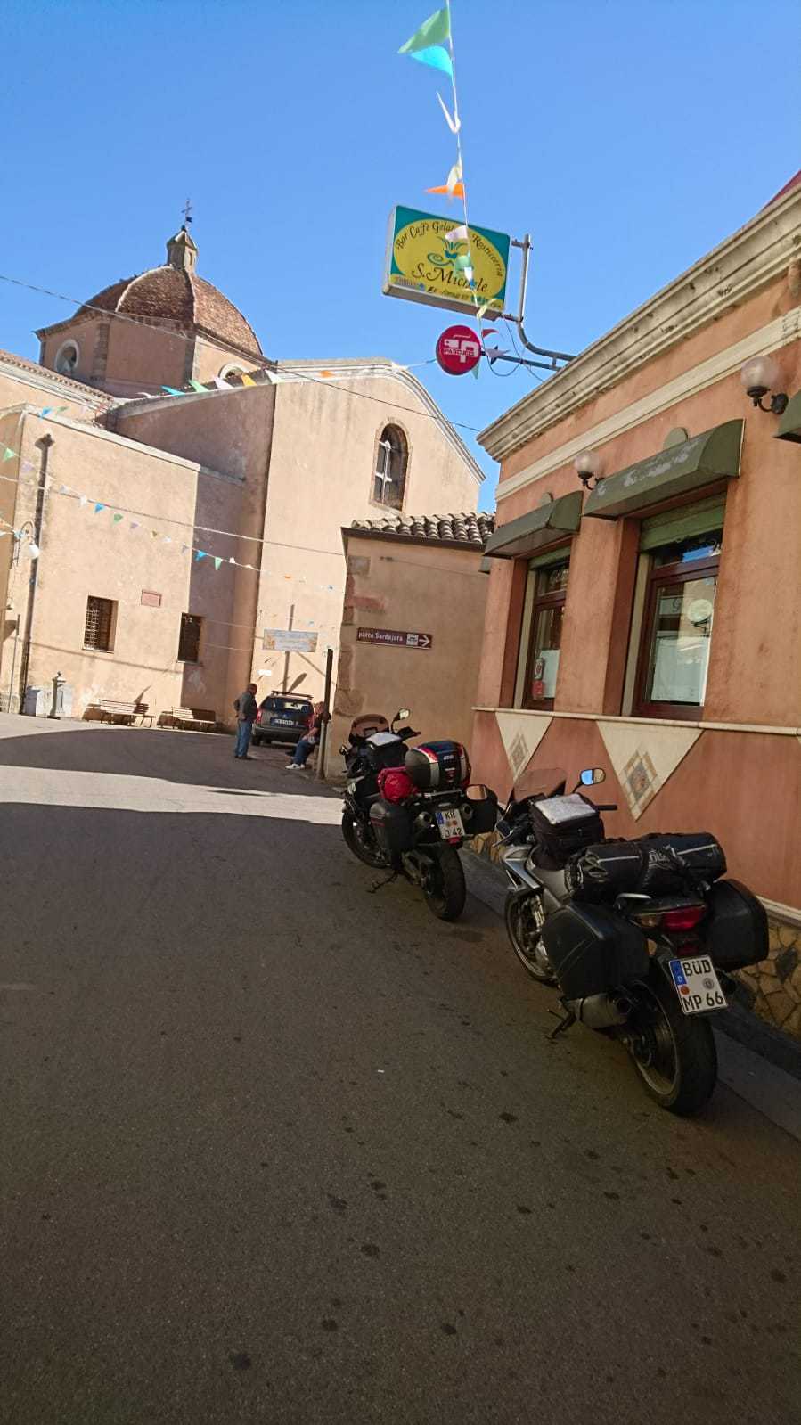 Vor der Bar und der Kirche in Nurri
