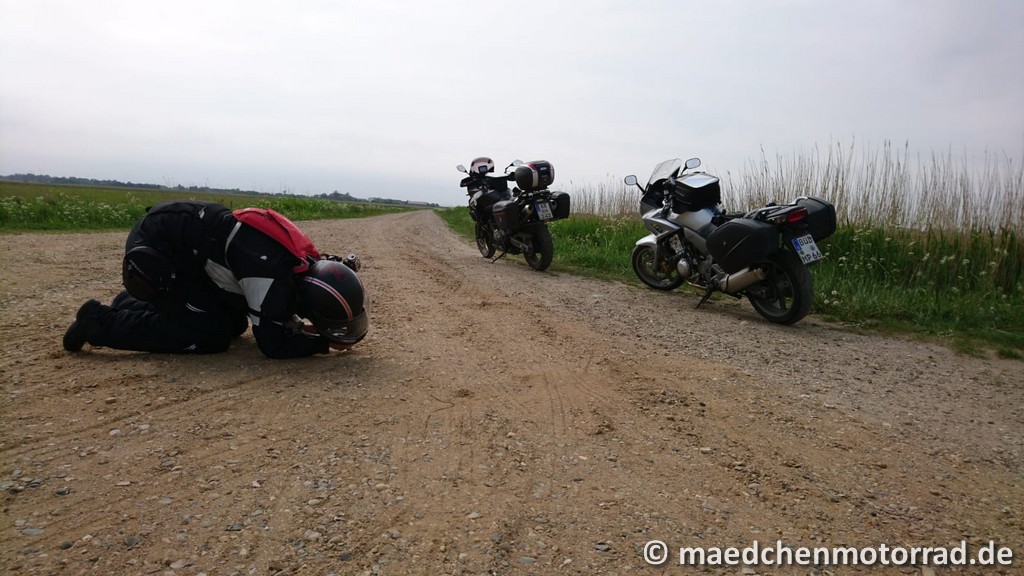 Fotograf vor zwei Motorrädern