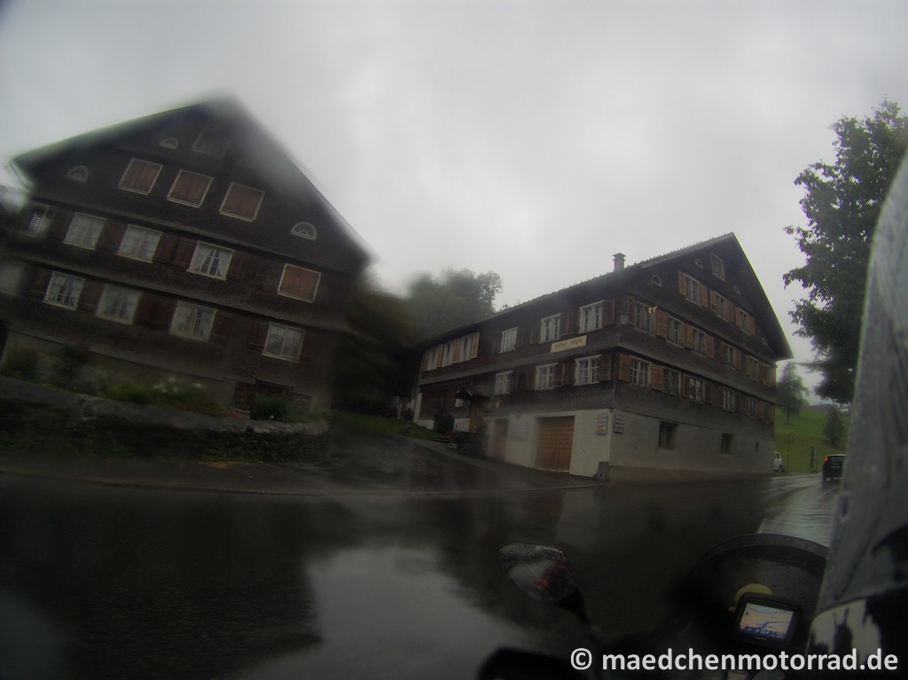 Zwei ältere Häuser im Bregenzerwald