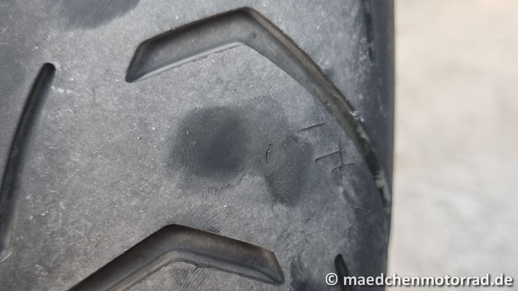 Ein Schlitz im Reifen, darin blitzt es metallisch - einfach stecken lassen