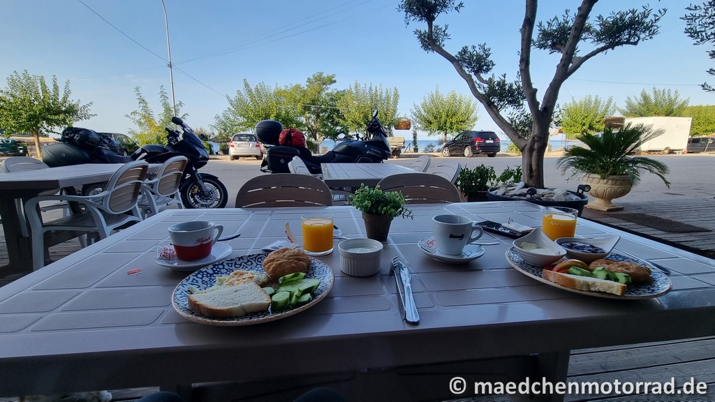 Frühstück mit Blick auf die Motorräder und das Meer