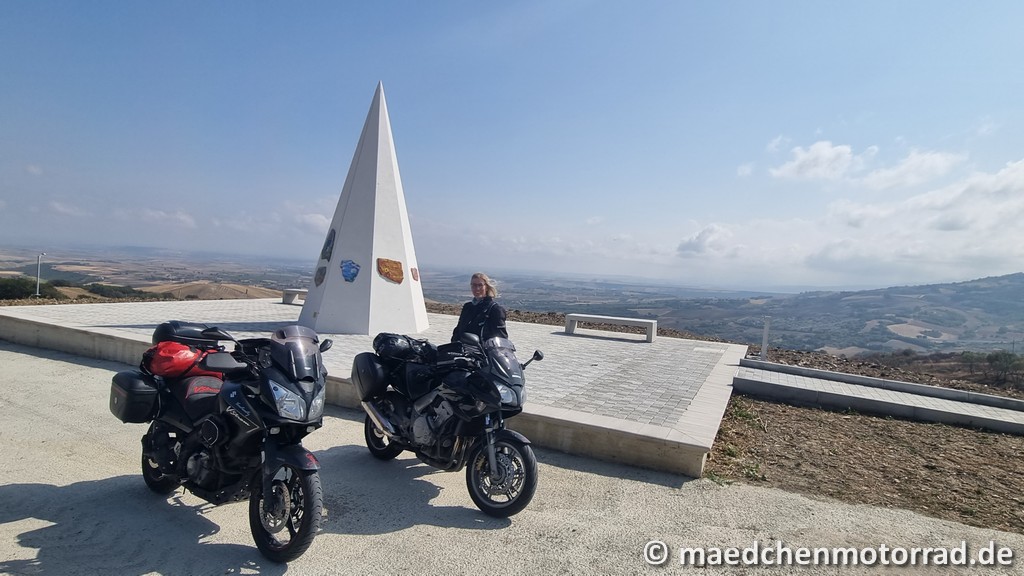 Monument mit Monika und Motorrädern vor Motta