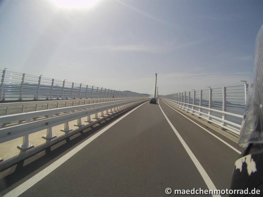 Pelješac-Brücke bei der Überfahrt