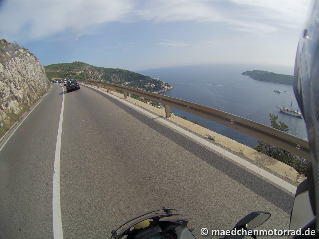 Blick hinter Dubrovnik runter aufs Meer und den Dreimaster