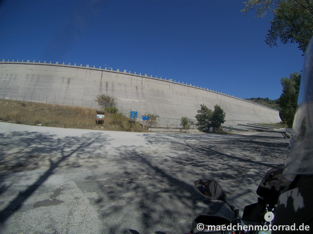 Staumauer vom Lago di Campotosto